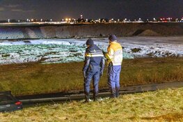 Auto te water bij afrit Badhoevedorp