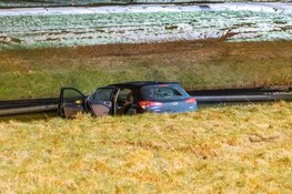 Auto te water bij afrit Badhoevedorp