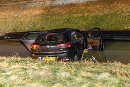 Auto te water bij afrit Badhoevedorp