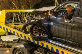 Gladheid: Pick-up truck ramt paal