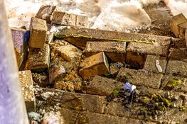 Gladheid: Pick-up truck ramt paal