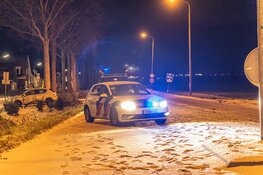 Gladheid: Pick-up truck ramt paal