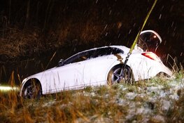 Twee auto's te water door gladheid in Haarlemmermeer