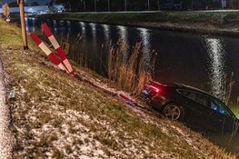 Twee auto's te water door gladheid in Haarlemmermeer