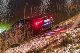 Twee auto's te water door gladheid in Haarlemmermeer