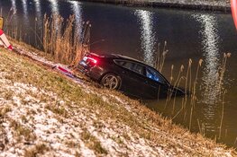 Twee auto's te water door gladheid in Haarlemmermeer