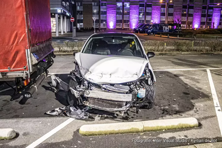 Zwaar beschadigde auto aangetroffen op parkeerplaats