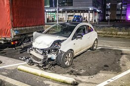 Zwaar beschadigde auto aangetroffen op parkeerplaats