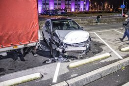 Zwaar beschadigde auto aangetroffen op parkeerplaats