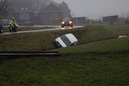 Auto te water in Haarlemmerliede, bestuurder ongedeerd