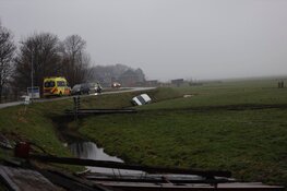 Auto te water in Haarlemmerliede, bestuurder ongedeerd