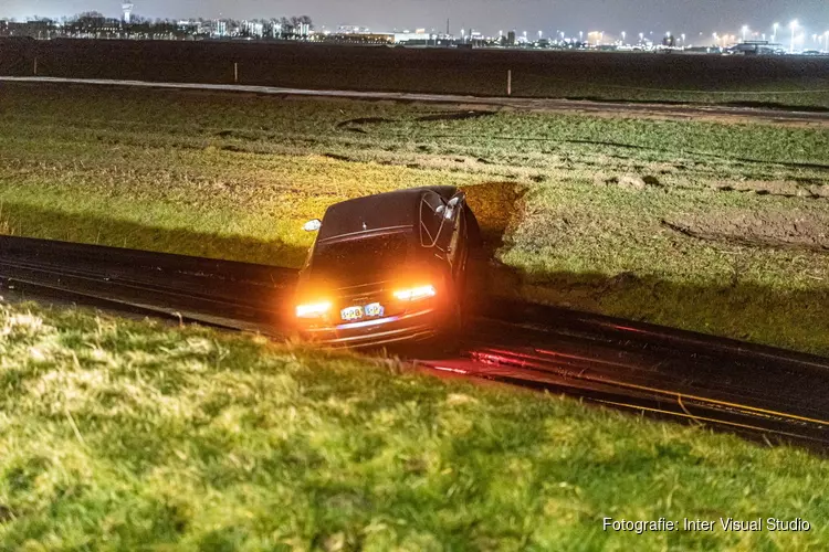 Auto raakt van de weg bij oprit A9, bestuurder gewond