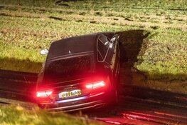 Auto raakt van de weg bij oprit A9, bestuurder gewond