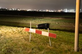Auto raakt van de weg bij oprit A9, bestuurder gewond