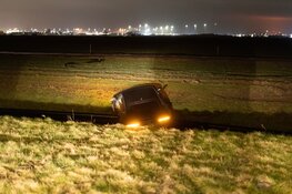 Auto raakt van de weg bij oprit A9, bestuurder gewond