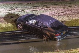 Auto raakt van de weg bij oprit A9, bestuurder gewond