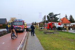 Auto op zijkant in greppel Aalsmeer