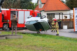 Auto op zijkant in greppel Aalsmeer