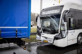 Bus achterop vrachtwagen op de Fokkerweg bij Oude Meer