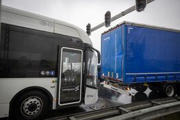 Bus achterop vrachtwagen op de Fokkerweg bij Oude Meer