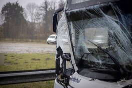 Bus achterop vrachtwagen op de Fokkerweg bij Oude Meer
