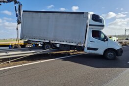 Windstoten: Bakwagen waait vangrail op A9 bij Vijfhuizen