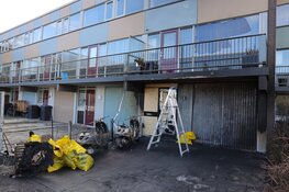 Brand bij flat in Uithoorn, politie onderzoekt mogelijke brandstichting