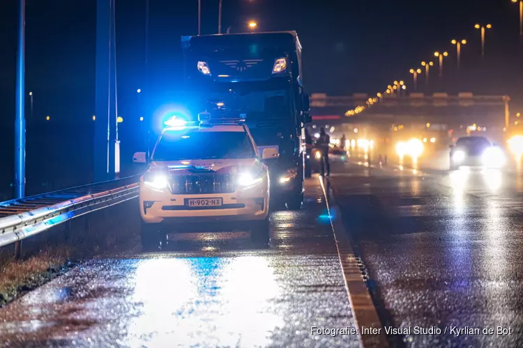 Vrachtwagen in vangrail door gladheid