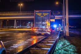 Vrachtwagen in vangrail door gladheid