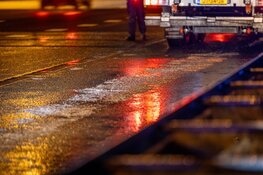 Vrachtwagen in vangrail door gladheid