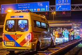 Vrachtwagen in vangrail door gladheid