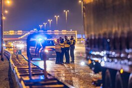 Vrachtwagen in vangrail door gladheid