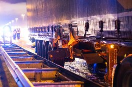 Vrachtwagen in vangrail door gladheid