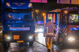 Vrachtwagen in vangrail door gladheid