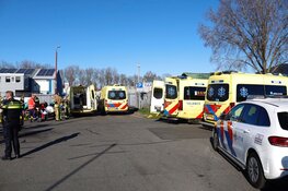 Auto te water na botsing met motorfiets