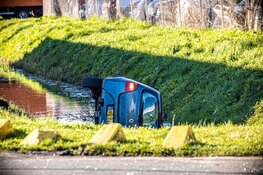 Auto te water na botsing met motorfiets