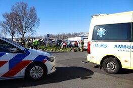 Auto te water na botsing met motorfiets