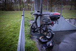 Brommer in brand gestoken bij de skatebaan in Zwanenburg