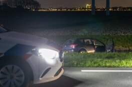 Auto te water gereden in Nieuw-Vennep