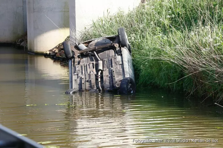 Auto te water in Hoofddorp, twee gewonden