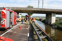 Auto te water in Hoofddorp, twee gewonden