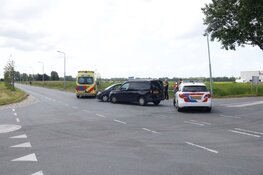 Bestelbus en auto botsen in Vijfhuizen