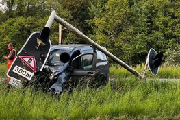Busje rijdt paal uit de gornd op N201