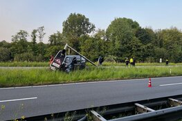Busje rijdt paal uit de gornd op N201