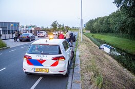 Auto te water gereden langs Hybrideweg in Vijfhuizen