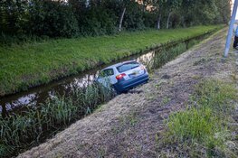 Auto te water gereden langs Hybrideweg in Vijfhuizen