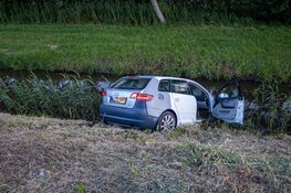 Auto te water gereden langs Hybrideweg in Vijfhuizen
