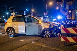 Automobiliste rijdt tegen spoorwegovergang in Halfweg
