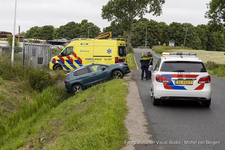 Auto in de greppel langs de Spaarnwouderweg in Vijfhuizen