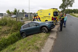 Auto in de greppel langs de Spaarnwouderweg in Vijfhuizen